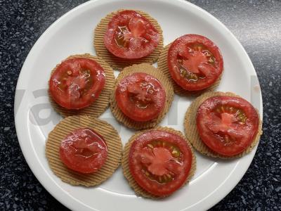 Užkandis ant krekerių su pomidorais, sūriu ir česnaku Žingsnis 4