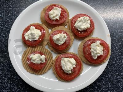 Užkandis ant krekerių su pomidorais, sūriu ir česnaku Žingsnis 5