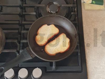 Tostai su lašiša, sūriu ir cukinija Žingsnis 1