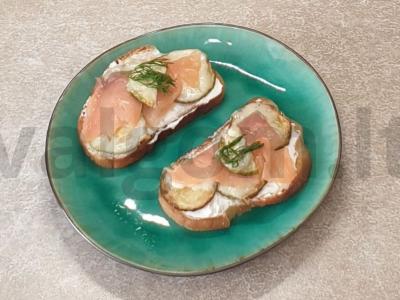 Tostai su lašiša, sūriu ir cukinija pagrindine nuotrauka