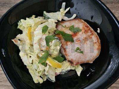 Keptas steikas su barbekiu padažu ir daržovių salotu pagrindine nuotrauka