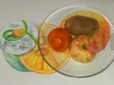 Vaisių salotos su melionu ir jogurtu Žingsnis 1