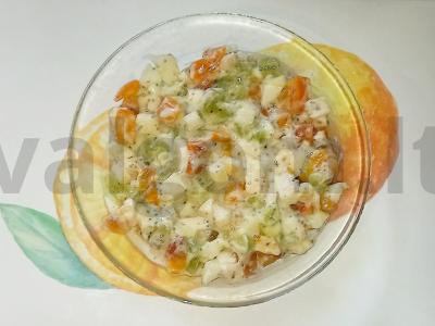 Vaisių salotos su melionu ir jogurtu pagrindine nuotrauka