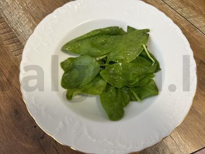 Šiltas salotas su špinatais, vyšniniais pomidorais ir širdelėmis Žingsnis 1