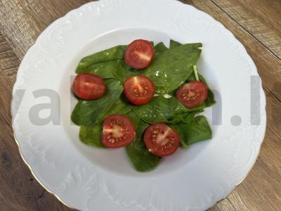 Šiltas salotas su špinatais, vyšniniais pomidorais ir širdelėmis Žingsnis 2