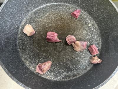 Šiltas salotas su špinatais, vyšniniais pomidorais ir širdelėmis Žingsnis 3