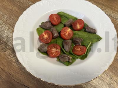 Šiltas salotas su špinatais, vyšniniais pomidorais ir širdelėmis Žingsnis 4