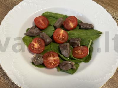 Šiltas salotas su špinatais, vyšniniais pomidorais ir širdelėmis pagrindine nuotrauka