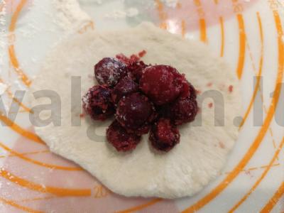 Vaisių pyragėliai su vyšniomis mielių tešloje Žingsnis 3