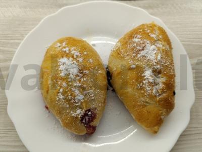 Vaisių pyragėliai su vyšniomis mielių tešloje pagrindine nuotrauka