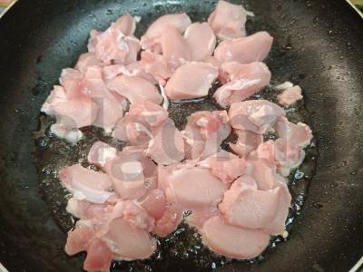 Kailinis triušis grietinėje su daržovėmis ir bulvėmis Žingsnis 2