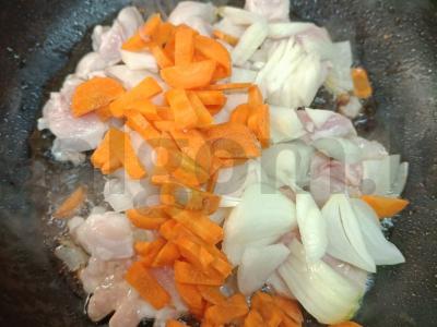 Kailinis triušis grietinėje su daržovėmis ir bulvėmis Žingsnis 3