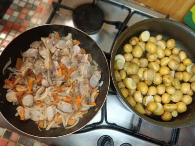 Kailinis triušis grietinėje su daržovėmis ir bulvėmis Žingsnis 4