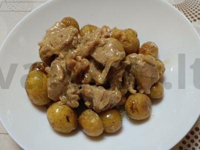 Kailinis triušis grietinėje su daržovėmis ir bulvėmis pagrindine nuotrauka