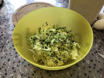 Cukinijų blynai su kumpiu Žingsnis 1