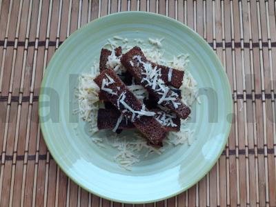 Ruginiai skrebučiai su česnaku ir sūriu pagrindine nuotrauka