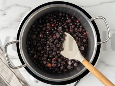 Uogienė iš šaldytų juodųjų serbentų Žingsnis 1