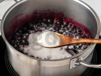 Uogienė iš šaldytų juodųjų serbentų Žingsnis 2