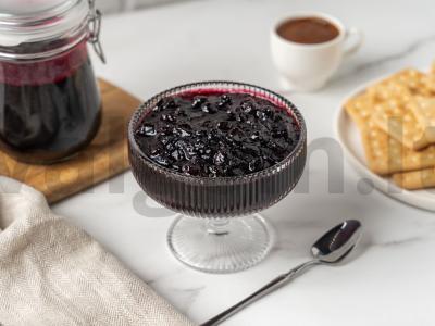 Uogienė iš šaldytų juodųjų serbentų pagrindine nuotrauka