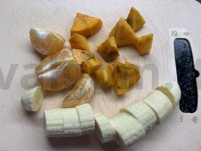 Banano, persimonų, mandarinų ir jogurto kokteilis Žingsnis 1