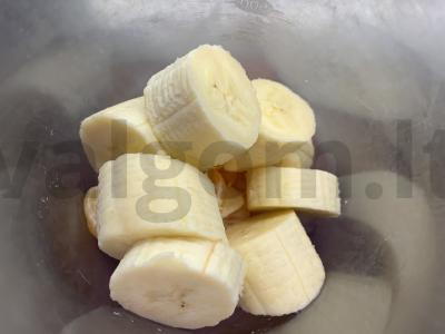 Banano, persimonų, mandarinų ir jogurto kokteilis Žingsnis 2