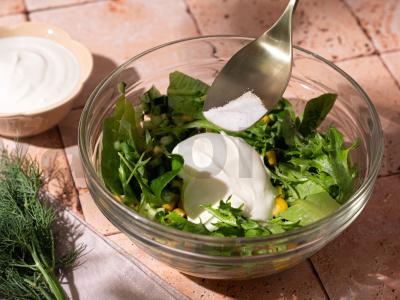 Lengvas salotas su kukurūzais ir putpelių kiaušiniais Žingsnis 4