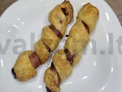 Namų dešrelės mieliniame tešloje pagrindine nuotrauka