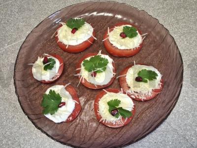 Pomidorai po sūriu su granatų sėklomis pagrindine nuotrauka