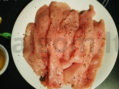 Vištienos ritinėliai su šonine ir sūriu oro grilyje Žingsnis 1