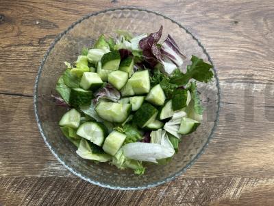 Daržovių salotos su jūros gėrybėmis per 10 minučių Žingsnis 1