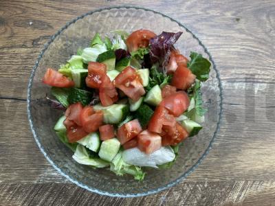 Daržovių salotos su jūros gėrybėmis per 10 minučių Žingsnis 2