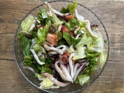 Daržovių salotos su jūros gėrybėmis per 10 minučių pagrindine nuotrauka