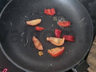 Kiaušinienė su dešra ir daržovėmis Žingsnis 1