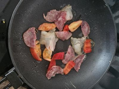 Kiaušinienė su dešra ir daržovėmis Žingsnis 3