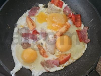 Kiaušinienė su dešra ir daržovėmis Žingsnis 4