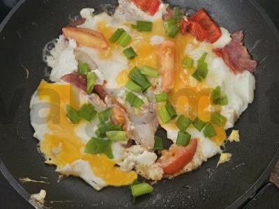 Kiaušinienė su dešra ir daržovėmis Žingsnis 5