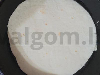 Kvapni tortilija su kiaušinių, kumpio ir sūrio įdaru Žingsnis 3