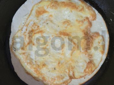 Kvapni tortilija su kiaušinių, kumpio ir sūrio įdaru Žingsnis 4