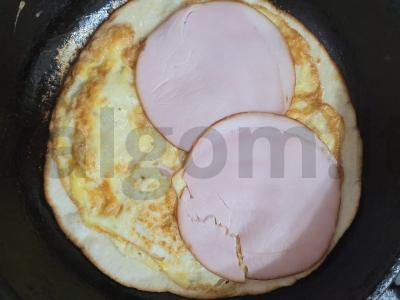 Kvapni tortilija su kiaušinių, kumpio ir sūrio įdaru Žingsnis 5