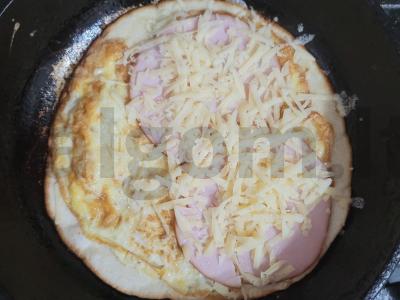 Kvapni tortilija su kiaušinių, kumpio ir sūrio įdaru Žingsnis 6