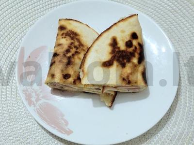 Kvapni tortilija su kiaušinių, kumpio ir sūrio įdaru pagrindine nuotrauka