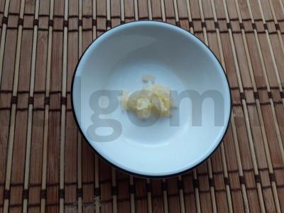 Rudieji ryžiai su avinžirniais ir česnaku Žingsnis 1