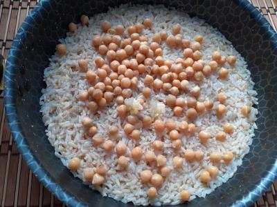 Rudieji ryžiai su avinžirniais ir česnaku Žingsnis 3