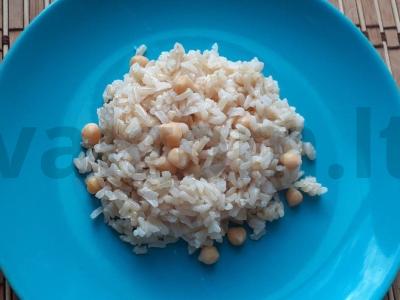 Rudieji ryžiai su avinžirniais ir česnaku pagrindine nuotrauka