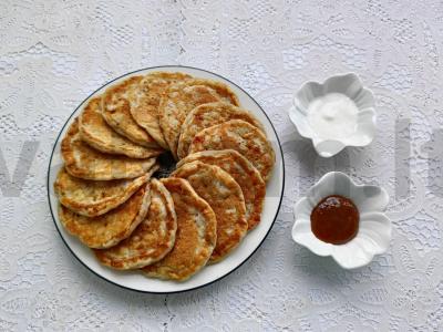 Varškės blynai su obuoliais ant kefyro pagrindine nuotrauka