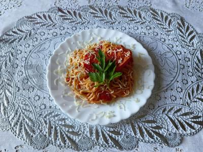 Spagečiai su pomidorais ir mocarela pagrindine nuotrauka
