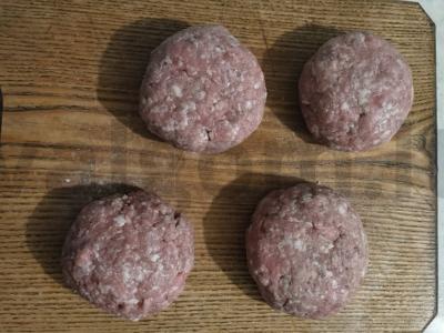 Karšti sumuštiniai su kotletu ir keptais daržovėmis Žingsnis 2