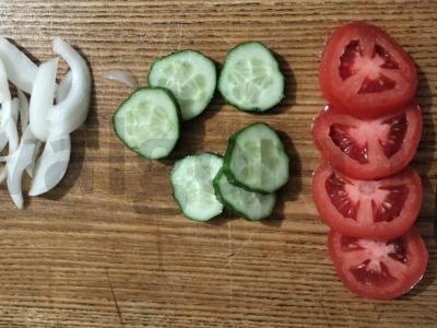 Karšti sumuštiniai su kotletu ir keptais daržovėmis Žingsnis 4