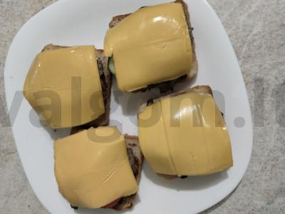 Karšti sumuštiniai su kotletu ir keptais daržovėmis Žingsnis 8