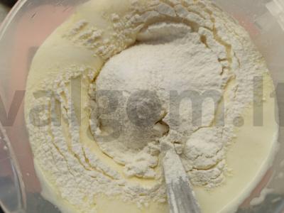 Biskvitinis tortas su grietine ir abrikosų uogiene Žingsnis 2